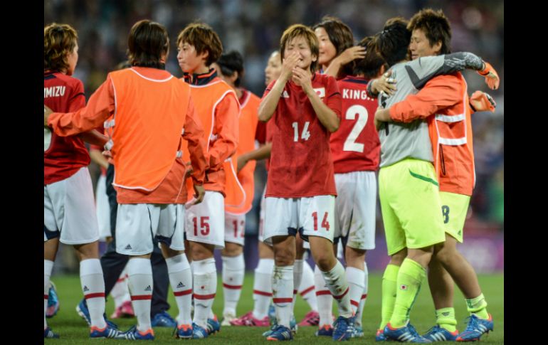 Las japonesas reaccionan tras perder la final de futbol femenil ante Estados Unidos. EFE  /