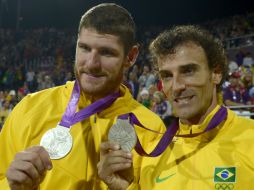 Alison Cerutti (i) y Emanuel Rego (d) muestran la medalla de plata tras su derrota contra Alemania. AFP  /