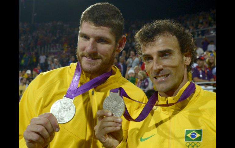 Alison Cerutti (i) y Emanuel Rego (d) muestran la medalla de plata tras su derrota contra Alemania. AFP  /