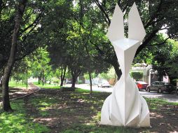 EN BLANCO. Una de las esculturas de Álvaro Cuevas instalada en el camellón de Montevideo, en la colonia Providencia.  /