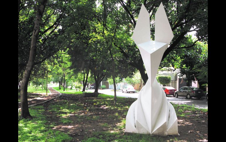 EN BLANCO. Una de las esculturas de Álvaro Cuevas instalada en el camellón de Montevideo, en la colonia Providencia.  /