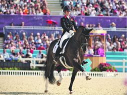 Charlotte Dujardin, de Gran Bretaña, eligió temas musicales relacionados con los Juegos Olímpicos de Londres 2012 para su rutina.XINHUA  /