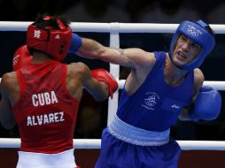 John Joe Nevin (de azul) conecta un golpe al rostro de Álvarez. REUTERS  /