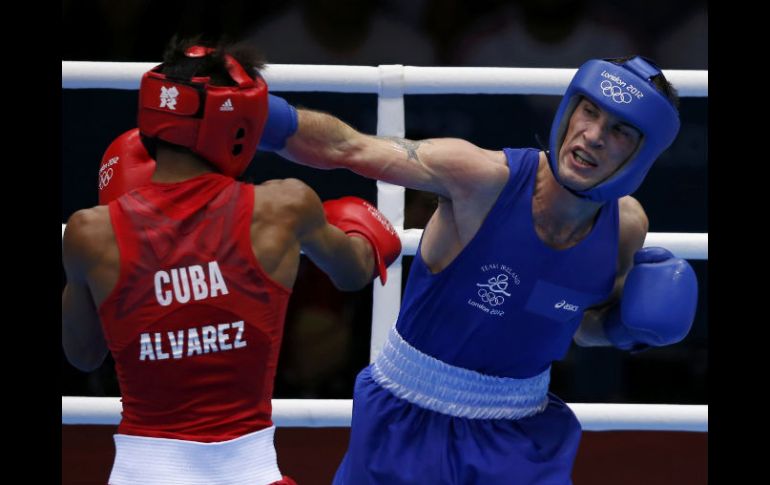 John Joe Nevin (de azul) conecta un golpe al rostro de Álvarez. REUTERS  /