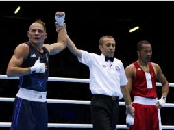 El réferi levanta el brazo del pugilista de Ucrania como ganador de la semifinal. REUTERS  /