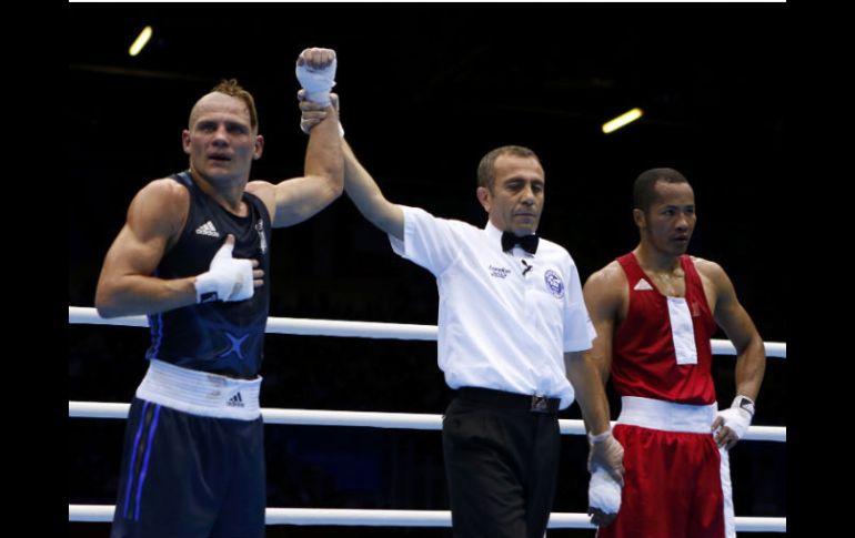 El réferi levanta el brazo del pugilista de Ucrania como ganador de la semifinal. REUTERS  /