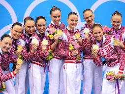 Las nadadoras rusas muestran sus medallas doradas en el podio. AFP  /