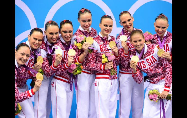 Las nadadoras rusas muestran sus medallas doradas en el podio. AFP  /