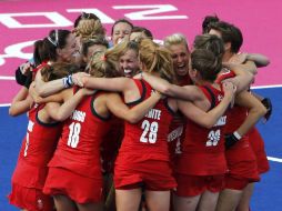 Ante el júbilo de la Riverbank Arena, las jugadoras de Gran Bretaña celebran el círculo la medalla de bronce. REUTERS  /