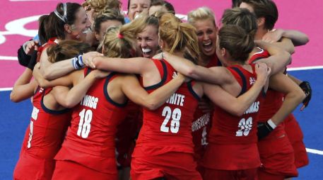 Ante el júbilo de la Riverbank Arena, las jugadoras de Gran Bretaña celebran el círculo la medalla de bronce. REUTERS  /