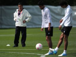 El entrenador del combinado olímpico, en el entrenamiento de este viernes. AFP  /