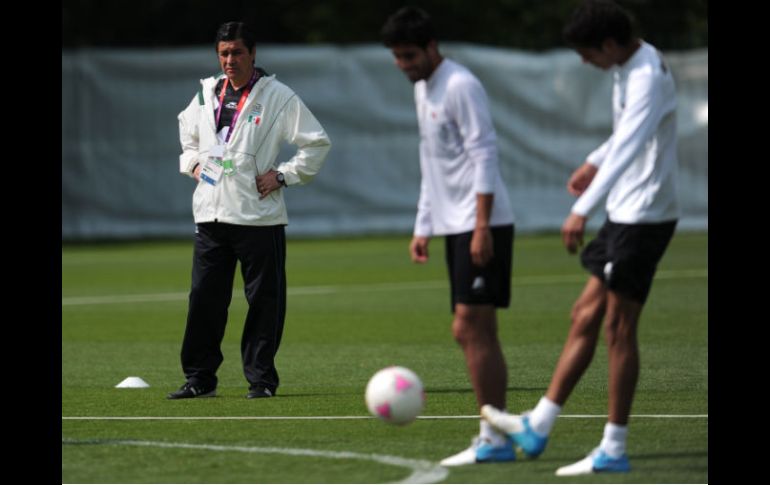 El entrenador del combinado olímpico, en el entrenamiento de este viernes. AFP  /