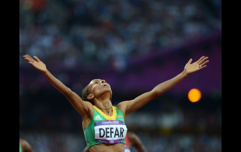 Meseret Defar, al momento de llevarse el primer lugar en los cinco kilómetros. AFP  /