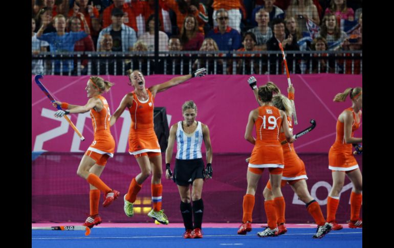 Las jugadoras de Holanda celebran su victoria ante las argentinas en la final de hockey femenil. AP  /