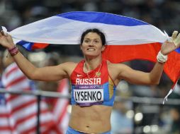 Tatyana Lysenko se olvida del pasado y celebra su triunfo en lanzamiento de martillo. AFP  /