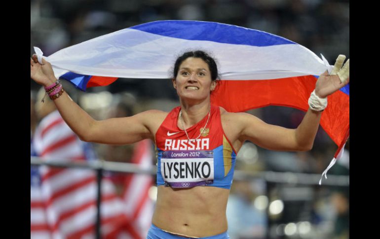 Tatyana Lysenko se olvida del pasado y celebra su triunfo en lanzamiento de martillo. AFP  /