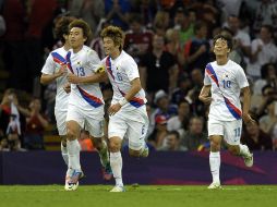 Jacheol Koo (i) de Corea del Sur celebra con sus compañeros Sungyueng Ki (c) y Chuyoung Park (d) luego de anotar contra Japón. EFE  /