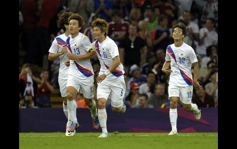 Jacheol Koo (i) de Corea del Sur celebra con sus compañeros Sungyueng Ki (c) y Chuyoung Park (d) luego de anotar contra Japón. EFE  /