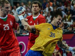 Andreas Nilsson (D) de Suecia, participa en una semifinal de balonmano ante Hungría. XINHUA  /