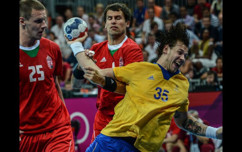 Andreas Nilsson (D) de Suecia, participa en una semifinal de balonmano ante Hungría. XINHUA  /