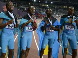 Michael Mathieu, Chris Brown, Miller Ramón y Demetrius Pinder celebran luego de ganar el oro en el relevo masculino. AFP  /