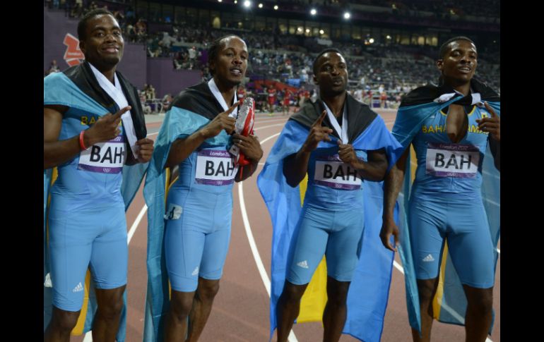 Michael Mathieu, Chris Brown, Miller Ramón y Demetrius Pinder celebran luego de ganar el oro en el relevo masculino. AFP  /