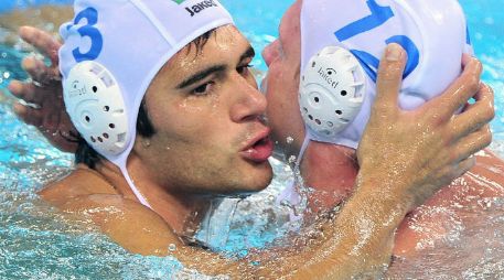 Niccolo Gitto (I) y Danijel Premus de Italia celebran tras una anotación ante Serbia durante la semifinal masculina de waterpolo. EFE  /