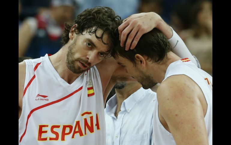 Los jugadores de la selección española Pau Gasol (i) y Marc Gasol celebran su victoria ante Rusia. EFE  /