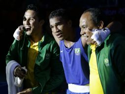 El boxeador brasileño Esquiva Falcao Florentin (C) celebra con su entrenador tras vencer al británico Anthony Ogogo. AP  /