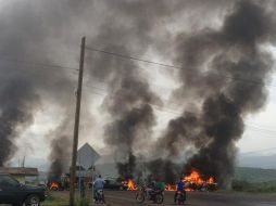 Los agresores realizaron bloqueos y quema de vehículos en diferentes puntos de Apatzingán. EFE  /