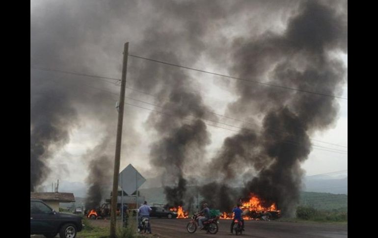 Los agresores realizaron bloqueos y quema de vehículos en diferentes puntos de Apatzingán. EFE  /