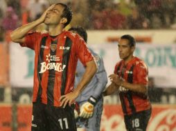 Luis Gabriel Rey se lamenta al final del partido entre su equipo y Atlante. MEXSPORT  /