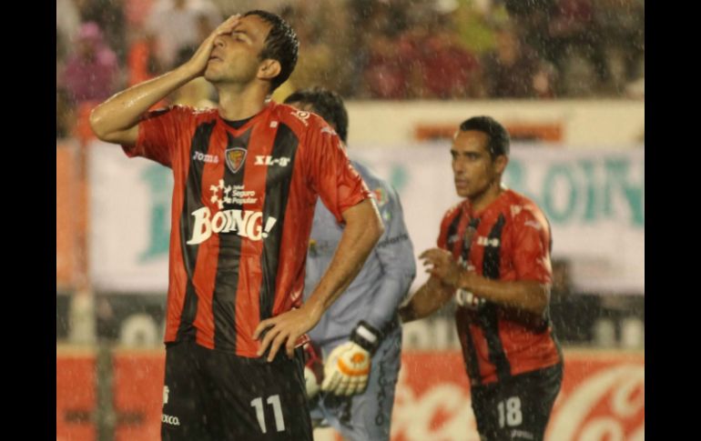 Luis Gabriel Rey se lamenta al final del partido entre su equipo y Atlante. MEXSPORT  /