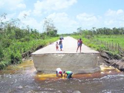 Unas mil familias en el Sur de Quintana Roo quedaron aisladas al destruirse la carretera Reforma-Canaan.EL UNIVERSAL  /