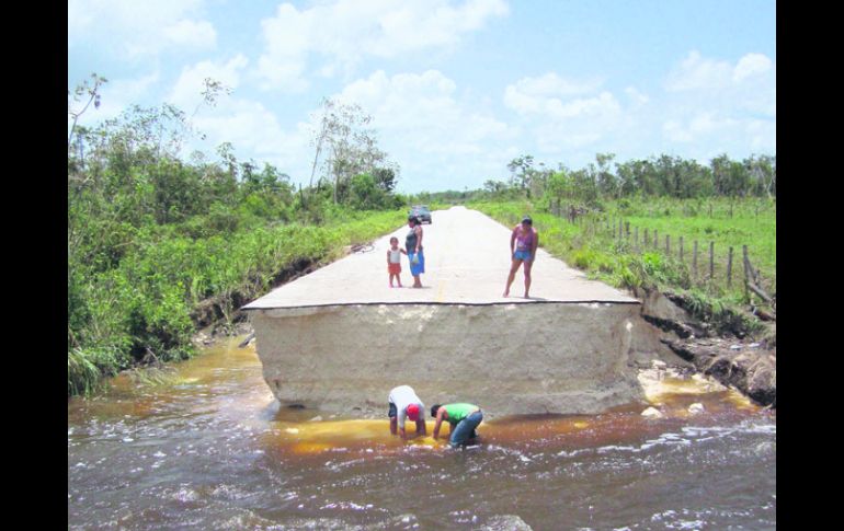 Unas mil familias en el Sur de Quintana Roo quedaron aisladas al destruirse la carretera Reforma-Canaan.EL UNIVERSAL  /