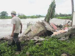 Al menos 600 viviendas resultaron afectadas por la crecida de un arroyo en la comunidad de Playa Oriente, Veracruz.  EL UNIVERSAL  /