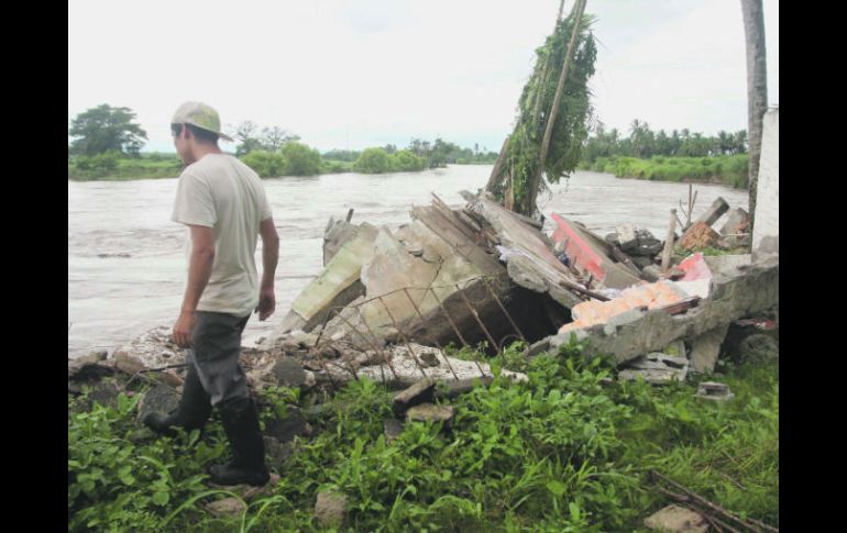 Al menos 600 viviendas resultaron afectadas por la crecida de un arroyo en la comunidad de Playa Oriente, Veracruz.  EL UNIVERSAL  /