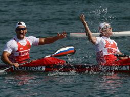 Alexander Dyachenko (i) y Yury Postrigay (d), festejan el triunfo en Eton Dorney, sede del canotaje. AP  /