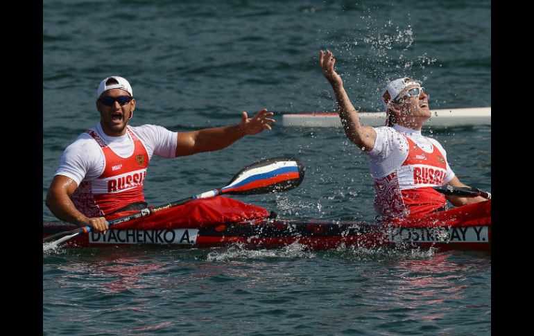 Alexander Dyachenko (i) y Yury Postrigay (d), festejan el triunfo en Eton Dorney, sede del canotaje. AP  /