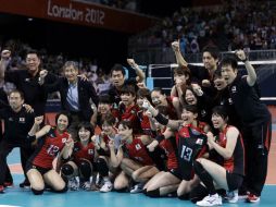 Todo el grupo japonés celebra el bronce conseguido en Londres 2012. AP  /