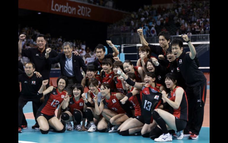 Todo el grupo japonés celebra el bronce conseguido en Londres 2012. AP  /