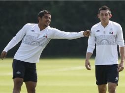 Miguel Ponce (iz) y Héctor Herrera bromean durante el entrenamiento de la Selección. EFE  /