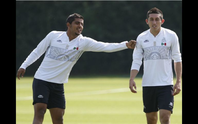 Miguel Ponce (iz) y Héctor Herrera bromean durante el entrenamiento de la Selección. EFE  /