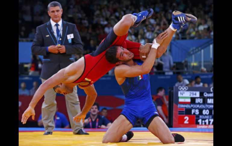 Jesse Ruiz tropieza en los 120 kilos, mismo caso que Guillermo Torres (de azul, en imagen), en los 60 kilogramos. REUTERS  /