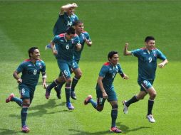 Los seleccionados festejan uno de los goles anotados por Oribe Peralta (9). AFP  /