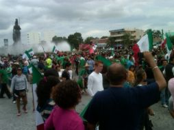 La afición tapatía está plantada en el entronque de Vallarta y la glorieta.  /