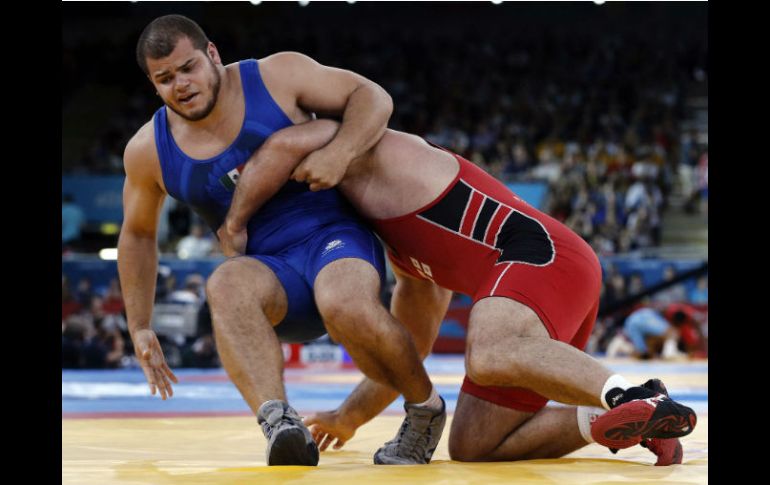 Flores (azul) durante el combate con el georgiano Davit Modzmanashvili. EFE  /