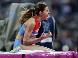 Chicherova festeja tras hacer el mejor salto del año a nivel mundial y llevarse el oro. AP  /