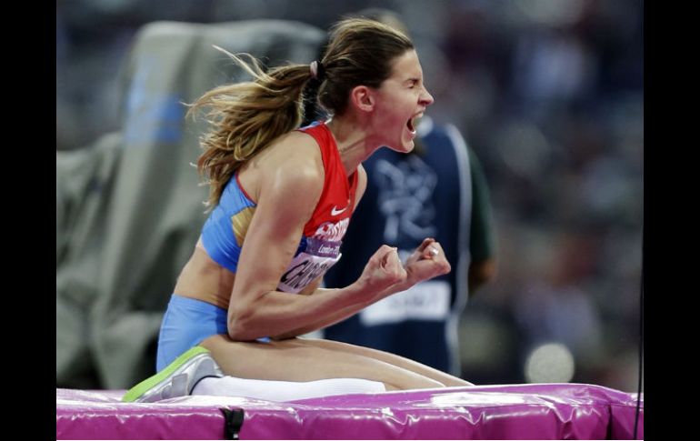 Chicherova festeja tras hacer el mejor salto del año a nivel mundial y llevarse el oro. AP  /