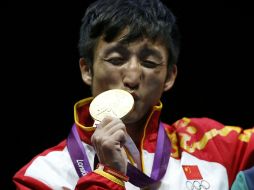 El chino Zou Shiming besa su medalla dorada en la ceremonia de premiación. REUTERS  /